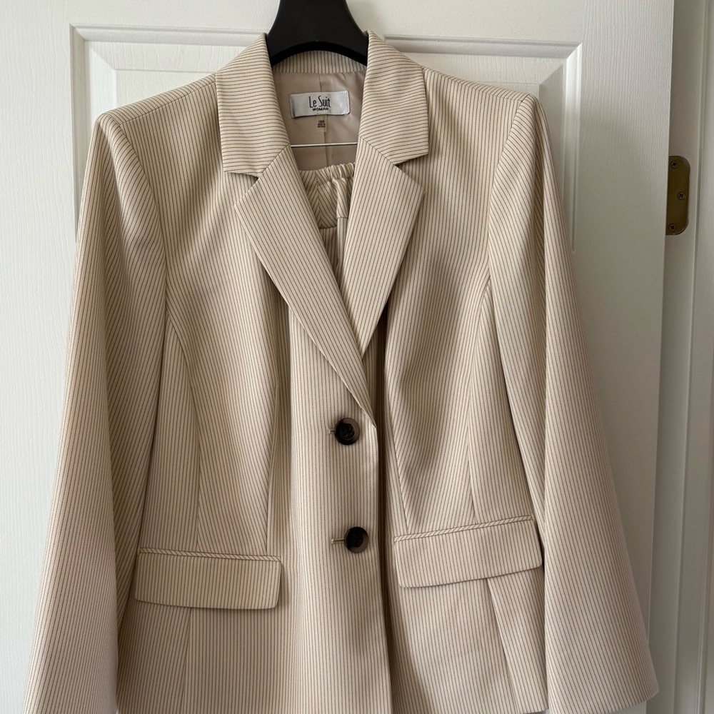 LeSuit Women’s 2-piece plus size pant suit. Size 18W. New w/tags